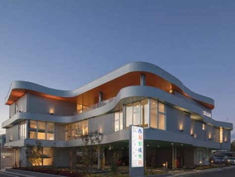 ② クリニック 外観（夜景）