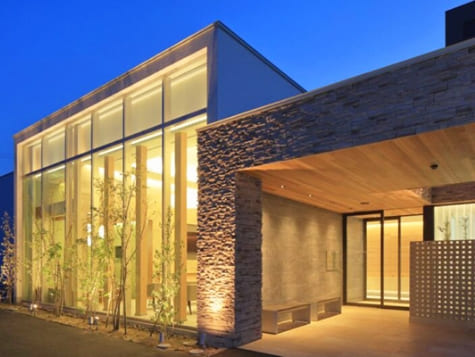 ② クリニック外観（夜景）