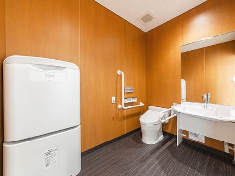 ④ 多目的トイレ 内観