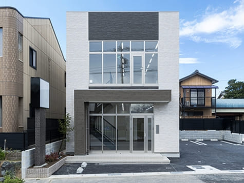 重量鉄骨ブレース構造　2階建1テナント / 店舗