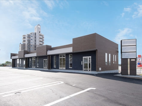 重量鉄骨ブレース構造　平屋建3テナント / 事務所・店舗