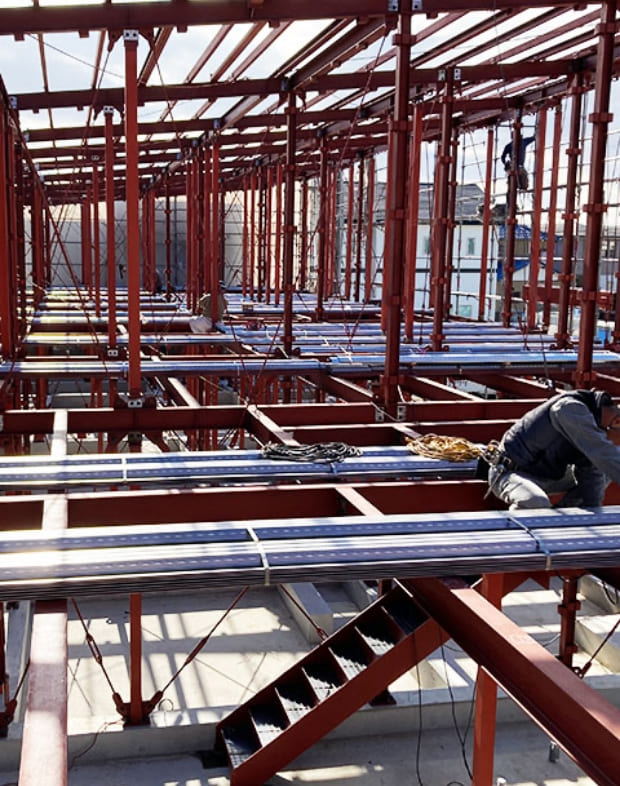 ブレース構造 2階床デッキプレート敷き